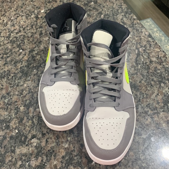 Air Jordan 1 Mid Appears In Grey And Volt mens 11.5 - Picture 2 of 9